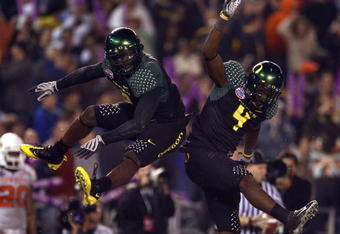 SAN DIEGO, CA - DECEMBER 30:   Runningback LeGarrette Blount #9 of the University of Oregon Ducks celebrates his touchdown with teammate Jaison Williams #4 during his team's 42-31 win over the Oklahoma State University Cowboys in the Pacific Life Holiday Bowl at Qualcomm Stadium on December 30, 2008 in San Diego, California. (Photo by Donald Miralle/Getty Images)