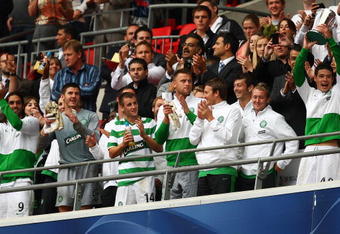 LONDON, ENGLAND - JULY 26:  Celtic players celebrate as their captain, Darren O'Dea lifts the Wembley cup following their victory during the Wembley Cup match between Celtic and Tottenham Hotspur at Wembley Stadium on July 26, 2009 in London, England.  (Photo by Richard Heathcote/Getty Images)