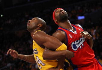 LOS ANGELES, CA - NOVEMBER 05:  Kobe Bryant #24 of the Los Angeles Lakers and Baron Davis #1 of the Los Angeles Clippers fight for position to get a rebound on November 5, 2008 at Staples Center in Los Angeles, California.  NOTE TO USER: User expressly acknowledges and agrees that, by downloading and/or using this Photograph, user is consenting to the terms and conditions of the Getty Images License Agreement.  (Photo by Stephen Dunn/Getty Images)
