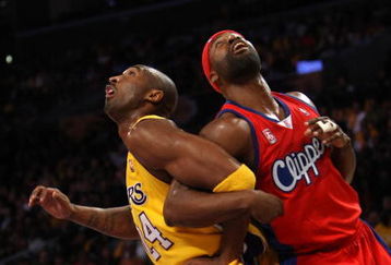 LOS ANGELES, CA - NOVEMBER 05:  Kobe Bryant #24 of the Los Angeles Lakers and Baron Davis #1 of the Los Angeles Clippers fight for position to get a rebound on November 5, 2008 at Staples Center in Los Angeles, California.  NOTE TO USER: User expressly acknowledges and agrees that, by downloading and/or using this Photograph, user is consenting to the terms and conditions of the Getty Images License Agreement.  (Photo by Stephen Dunn/Getty Images)