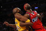 LOS ANGELES, CA - NOVEMBER 05:  Kobe Bryant #24 of the Los Angeles Lakers and Baron Davis #1 of the Los Angeles Clippers fight for position to get a rebound on November 5, 2008 at Staples Center in Los Angeles, California.  NOTE TO USER: User expressly acknowledges and agrees that, by downloading and/or using this Photograph, user is consenting to the terms and conditions of the Getty Images License Agreement.  (Photo by Stephen Dunn/Getty Images)