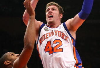NEW YORK - MARCH 04:  David Lee #42 of the New York Knicks shoots over Al Horford #15 of the Atlanta Hawks at Madison Square Garden March 4, 2009 in New York City. NOTE TO USER: User expressly acknowledges and agrees that, by downloading and/or using this Photograph, User is consenting to the terms and conditions of the Getty Images License Agreement.  (Photo by Chris McGrath/Getty Images)