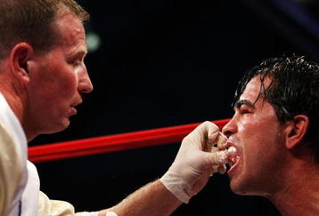 ATLANTIC CITY, NJ - JULY 14:  Trainer Mickey Ward (L) puts the mouthpiece into Arturo Gatti's mouth between rounds against Alfonso Gomez during their Welterweight fight on July 14, 2007 at Boardwalk Hall in Atlantic City, New Jersey.  (Photo by Al Bello/Getty Images)