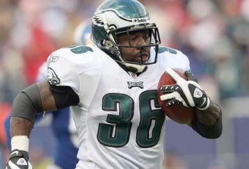 EAST RUTHERFORD, NJ - DECEMBER 7:  Brian Westbrook #36 of the Philadelphia Eagles carries the ball against the New York Giants at Giants Stadium on December 7, 2008 in East Rutherford, New Jersey. (Photo by Nick Laham/Getty Images)