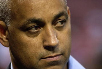 ST LOUIS - OCTOBER 17:  General manager Omar Minaya of the New York Mets stands on the field before game five of the NLCS against the St. Louis Cardinals at Busch Stadium on October 17, 2006 in St. Louis, Missouri.  (Photo by Michael Heiman/Getty Images)