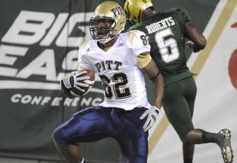 TAMPA, FL - OCTOBER 2:  Wide receiver Jonathan Baldwin #82 of the Pittsburgh Panthers grabs a pass for a touchdown against the University of South Florida Bulls at Raymond James Stadium on October 2, 2008 in Tampa, Florida.  (Photo by Al Messerschmidt/Getty Images)