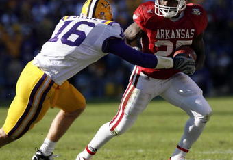 BATON ROUGE - NOVEMBER 23: Felix Jones #25 of the Arkansas Razorbacks runs past Craig Steltz #16 of the Louisiana State University Tigers to score a touchdown during the game on November 23, 2007 at Tiger Stadium in Baton Rouge, Louisiana.  (Photo by Chris Graythen/Getty Images)