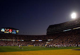 BATON ROUGE, LA - NOVEMBER 08:  Quarterback John Parker Wilson #14 hands off to Glen Coffee #38 of the Alabama Crimson Tide against the Louisiana State University Tigers on November 11, 2008 at Tiger Stadium in Baton Rouge, Louisiana. The Tide defeated the Tigers 27-21 in overtime.  (Photo by Chris Graythen/Getty Images)