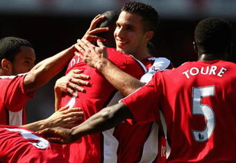 LONDON, ENGLAND - MAY 24:  Robin Van Persie of Arsenal celebrates after scoring his team's second goal during the Barclays Premier League match between Arsenal and Stoke City at Emirates Stadium on May 24, 2009 in London, England.  (Photo by Ryan Pierse/Getty Images)