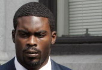 RICHMOND, VA - AUGUST 27:  Atlanta Falcons quarterback Michael Vick (R) leaves federal court August 27, 2007 in Richmond, Viriginia. Vick pleaded guilty to a federal dogfighting charge.  (Photo by Steve Helber-Pool/Getty Images)