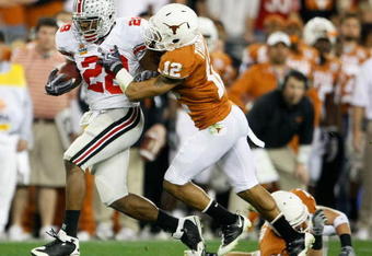 GLENDALE, AZ - JANUARY 05:  Runningback Chris Wells #28 of the Ohio State Buckeyes rushes the ball under pressure from Earl Thomas #12 of the Texas Longhorns during the Tostitos Fiesta Bowl Game on January 5, 2009 at University of Phoenix Stadium in Glendale, Arizona.  (Photo by Jeff Gross/Getty Images)