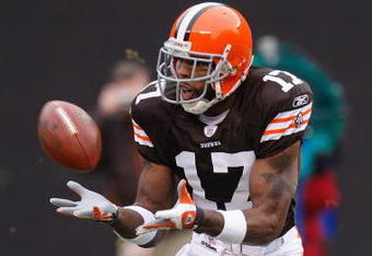 CLEVELAND - DECEMBER 30:  Braylon Edwards #17 of the Cleveland Browns sets up for a catch against the San Francisco 49ers on December 30, 2007 at Cleveland Browns Stadium in Cleveland, Ohio. (Photo By Gregory Shamus/Getty Images)  
