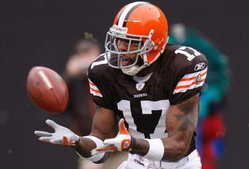 CLEVELAND - DECEMBER 30:  Braylon Edwards #17 of the Cleveland Browns sets up for a catch against the San Francisco 49ers on December 30, 2007 at Cleveland Browns Stadium in Cleveland, Ohio. (Photo By Gregory Shamus/Getty Images)  