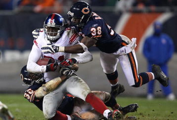 CHICAGO - DECEMBER 02: Brandon McGowan #36 and Danieal Manning #38 of the Chicago Bears tackle Amani Toomer #81 of the New York Giants after Toomer made a first down catch on December 2, 2007 at Soldier Field in Chicago, Illinois. The Giants defeated the Bears 21-16. (Photo by Jonathan Daniel/Getty Images)