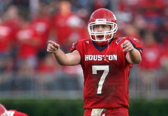 HOUSTON - NOVEMBER 17: Case Keenum #7 of the Houston Cougars points down the field against the Marshall Thundering Herd at Robertson Stadium November 17, 2007 in Houston, Texas. Houston won 35-28. (Photo by Stephen Dunn/Getty Images) 
