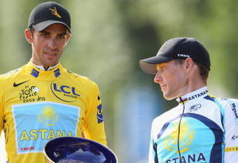 PARIS - JULY 26:  Yellow Jersey holder and race winner Alberto Contador (L) of Spain and Astana holds  the trophy as Lance Armstrong of the USA and Astana looks on after Stage Twenty One of the Tour de France on July 26, 2009 in Paris, France.  (Photo by Bryn Lennon/Getty Images)