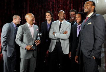 LOS ANGELES, CA - JULY 15:  ***EXCLUSIVE***  Musician Stevie Winder (C) poses with (L-R) Los Angeles Lakers Jordan Farmar, Derek Fisher, Sasha Vujacic, Kobe Bryant, Luke Walton, Shannon Brown, and Josh Powell during the 2009 ESPY awards held at Nokia Theatre LA Live on July 15, 2009 in Los Angeles, California. The 17th annual ESPYs will air on Sunday, July 19 at 9PM ET on ESPN.  (Photo by Kevork Djansezian/Getty Images for ESPY)