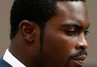 RICHMOND, VA - AUGUST 27:  NFL star Michael Vick (L) departs federal court August 27, 2007 in Richmond, Virginia. Vick pleaded guilty in court to federal dogfighting conspiracy charges.  (Photo by Win McNamee/Getty Images)