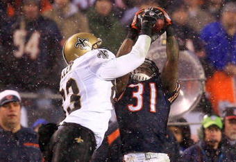CHICAGO - JANUARY 21:  Nathan Vasher #31 of the Chicago Bears intercepts a ball intended for Billy Miller #83 of the New Orleans Saints in the fourth quarter during the NFC Championship Game on January 21, 2007 at Soldier Field in Chicago, Illinois.  (Photo by Jamie Squire/Getty Images)