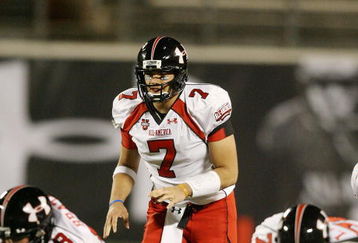 ORLANDO, FL - JANUARY 04:  Quarterback Moses Alipate #7 of the white team prepares to take the snap in the All America Under Armour Football Game at Florida Citrus Bowl on January 4, 2009 in Orlando, Florida.  (Photo by Doug Benc/Getty Images)