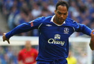LONDON, ENGLAND - APRIL 19:  Joleon Lescott of Everton battles with Federico Macheda of Manchester United during the FA Cup sponsored by E.ON Semi Final match between Everton and Manchester United at Wembley Stadium on April 19, 2009 in London, England.  (Photo by Phil Cole/Getty Images)