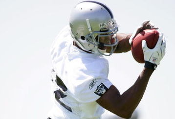 ALAMEDA, CA - MAY 08:  Darrius Heyward-Bey #12 of the Oakland Raiders runs drills during the Raiders minicamp at the team's permanent training facility on May 8, 2009 in Alameda, California.  (Photo by Ezra Shaw/Getty Images)