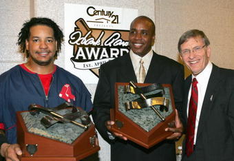 ST LOUIS - OCTOBER 27:  Baseball Commissioner Allan H. (Bud) Selig poses with the winners of the Hank Aaron Awards, (best overall offensive performer of 2004 in League), Barry Bonds of the San Francisco Giants and Manny Ramirez of the Boston Red Sox, before game four of the World Series between the Boston Red Sox and the St. Louis Cardinals on October 27, 2004 at Busch Stadium in St. Louis, Missouri. (Photo by Elsa/Getty Images)