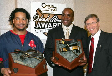 ST LOUIS - OCTOBER 27:  Baseball Commissioner Allan H. (Bud) Selig poses with the winners of the Hank Aaron Awards, (best overall offensive performer of 2004 in League), Barry Bonds of the San Francisco Giants and Manny Ramirez of the Boston Red Sox, before game four of the World Series between the Boston Red Sox and the St. Louis Cardinals on October 27, 2004 at Busch Stadium in St. Louis, Missouri. (Photo by Elsa/Getty Images)
