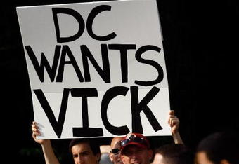 ASHBURN, VA - JULY 30:  Washington Redskins fans show their support for quarterback Michael Vick during opening day of training camp July 30, 2009 in Ashburn, Virginia.  (Photo by Win McNamee/Getty Images)
