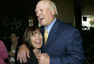 BEVERY HILLS - MAY 13:  (L - R) Kita S. Curry, Ph.D., President/CEO of the Didi Hirsch Community Mental Health Center, and Terry Bradshaw, NFL Hall of Famer/Television Host speak during the Erasing The Stigma Leadership Awards 2005 at the Beverly Hilton Hotel on May 13, 2005 in Beverly Hills, California. Bradshaw was honored at the event.  (Photo by Frederick M. Brown/Getty Images)