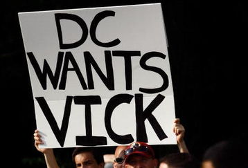 ASHBURN, VA - JULY 30:  Washington Redskins fans show their support for quarterback Michael Vick during opening day of training camp July 30, 2009 in Ashburn, Virginia.  (Photo by Win McNamee/Getty Images)