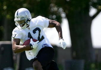 ALAMEDA, CA - MAY 08:  Darrius Heyward-Bey #12 of the Oakland Raiders runs drills during the Raiders minicamp at the team's permanent training facility on May 8, 2009 in Alameda, California.  (Photo by Ezra Shaw/Getty Images)