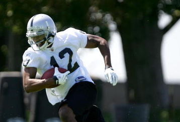 ALAMEDA, CA - MAY 08:  Darrius Heyward-Bey #12 of the Oakland Raiders runs drills during the Raiders minicamp at the team's permanent training facility on May 8, 2009 in Alameda, California.  (Photo by Ezra Shaw/Getty Images)