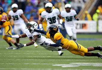 BERKELEY, CA - NOVEMBER 01: Walter Thurmond III #6 of the Oregon Ducks attempts to intercept the ball over Verran Tucker #6 of the California Golden Bears during an NCAA football game on November 1, 2008 at Memorial Stadium in Berkeley, California.  (Photo by Jed Jacobsohn/Getty Images)