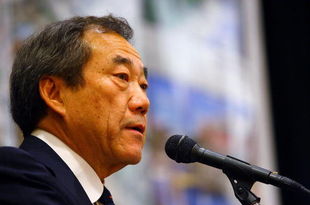 UNIONDALE, NY - MARCH 26:  New York Islanders owner Charles Wang speaks during the Lighthouse Development's 180th Community Outreach Meeting at the Marriott's Hotel Grand Ballroom March 26, 2009 in Uniondale, New York.  (Photo by Mike Stobe/Getty Images)