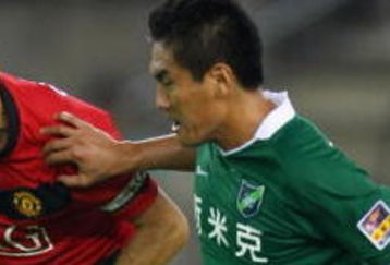 HANGZHOU, CHINA - JULY 26:  Ryan Giggs (L) of Manchester United in action during a pre-season friendly match between Hangzhou Greentown and Manchester United as part of the club's Asia Tour 2009 at Huang Long Stadium on July 26, 2009 in Hangzhou, China.  (Photo by Feng Li/Getty Images)