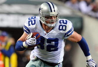 PHILADELPHIA - DECEMBER 28:  Jason Witten #82 of the Dallas Cowboys runs the ball against the Philadelphia Eagles on December 28, 2008 at Lincoln Financial Field in Philadelphia, Pennsylvania.  (Photo by Jim McIsaac/Getty Images)