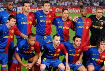 ROME, ITALY - MAY 27:  The FC Barcelona team line up before 2the UEFA Champions League Final match between Barcelona and Manchester United at the Stadio Olimpico on May 27, 2009 in Rome, Italy.  (Photo by Claudio Villa/Getty Images)