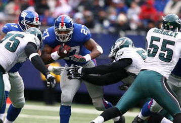 EAST RUTHERFORD, NJ - DECEMBER 07:  Brandon Jacobs #27 of the New York Giants runs against the Philadelphia Eagles on December 7, 2008 at Giants Stadium in East Rutherford, New Jersey.  (Photo by Al Bello/Getty Images)