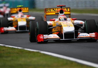 BUDAPEST, HUNGARY - JULY 26:  Fernando Alonso of Spain and Renault drives during the Hungarian Formula One Grand Prix at the Hungaroring on July 26, 2009 in Budapest, Hungary.  (Photo by Paul Gilham/Getty Images)