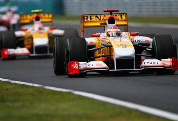 BUDAPEST, HUNGARY - JULY 26:  Fernando Alonso of Spain and Renault drives during the Hungarian Formula One Grand Prix at the Hungaroring on July 26, 2009 in Budapest, Hungary.  (Photo by Paul Gilham/Getty Images)