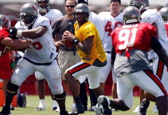 TAMPA, FL - AUGUST 01:  Quarterback Byron Leftwich #7 of the Tampa Bay Buccaneers looks for an open receiver during Training Camp at One Buccaneer Place on August 1, 2009 in Tampa, Florida.  (Photo by J. Meric/Getty Images)