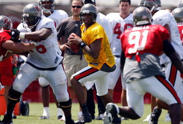TAMPA, FL - AUGUST 01:  Quarterback Byron Leftwich #7 of the Tampa Bay Buccaneers looks for an open receiver during Training Camp at One Buccaneer Place on August 1, 2009 in Tampa, Florida.  (Photo by J. Meric/Getty Images)