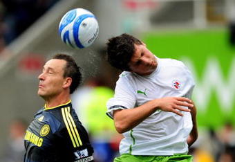 READING, ENGLAND - AUGUST 01:  Shane Long of Reading is challenged by John Terry of Chelsea during the pre-season friendly match between Reading and Chelsea at the Madejski Stadium on August 1, 2009 in Reading, England.  (Photo by Shaun Botterill/Getty Images)