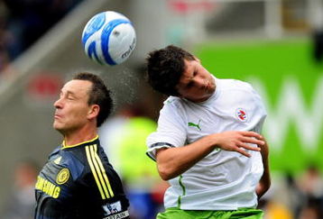 READING, ENGLAND - AUGUST 01:  Shane Long of Reading is challenged by John Terry of Chelsea during the pre-season friendly match between Reading and Chelsea at the Madejski Stadium on August 1, 2009 in Reading, England.  (Photo by Shaun Botterill/Getty Images)