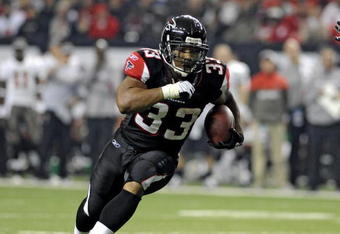 ATLANTA - DECEMBER 14: Running back Michael Turner #33 of the Atlanta Falcons rushes upfield against the Tampa Bay Buccaneers  at the Georgia Dome on December 14, 2008 in Atlanta, Georgia.  (Photo by Al Messerschmidt/Getty Images) 