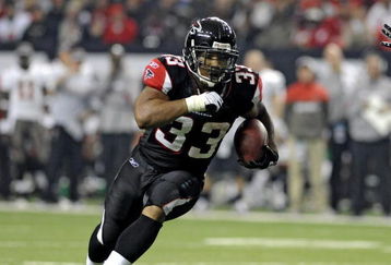 ATLANTA - DECEMBER 14: Running back Michael Turner #33 of the Atlanta Falcons rushes upfield against the Tampa Bay Buccaneers  at the Georgia Dome on December 14, 2008 in Atlanta, Georgia.  (Photo by Al Messerschmidt/Getty Images) 