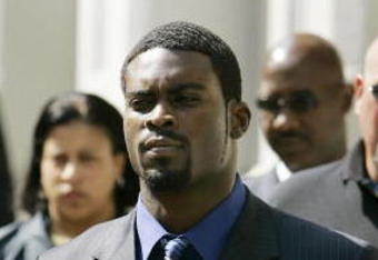 RICHMOND, VA - JULY 26:  Escorted by U.S. marshals, Atlanta Falcons quarterback Michael Vick leaves the federal courthouse following his arraignment July 26, 2007 in Richmond, Virginia. Vick and three associates were indicted earlier this month on charges related to their alleged role in an interstate dogfighting ring.  (Photo by Haraz N. Ghanbari-Pool/Getty Images)