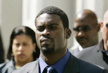 RICHMOND, VA - JULY 26:  Escorted by U.S. marshals, Atlanta Falcons quarterback Michael Vick leaves the federal courthouse following his arraignment July 26, 2007 in Richmond, Virginia. Vick and three associates were indicted earlier this month on charges related to their alleged role in an interstate dogfighting ring.  (Photo by Haraz N. Ghanbari-Pool/Getty Images)