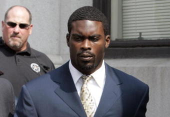RICHMOND, VA - AUGUST 27:  Atlanta Falcons quarterback Michael Vick (R) leaves federal court August 27, 2007 in Richmond, Viriginia. Vick pleaded guilty to a federal dogfighting charge.  (Photo by Steve Helber-Pool/Getty Images)